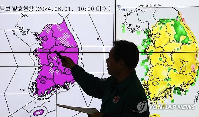 전국 대부분 지역에 폭염 특보가 내려진 1일 오후 경기도 수원시 권선구 수도권기상청에서 예보관이 폭염 특보 현황과 기온을 설명하고 있다. 행정안전부는 심각해지는 폭염 상황에 대비해 중앙재난안전대책본부 1단계를 지난달 31일 오후 7시부로 가동하고 폭염 위기경보 수준을 '심각' 단계로 상향했다. 연합뉴스