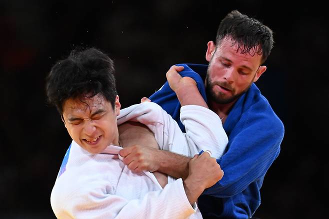 -73kg급 안바울이 3일(현지시각) 프랑스 파리 샹 드 마르스에서 열린 2024 파리올림픽 유도 혼성 단체전 동메달 결정전에 출전해 독일 이고르 완드케와 경기를 펼치고 있다. 파리/올림픽사진공동취재단