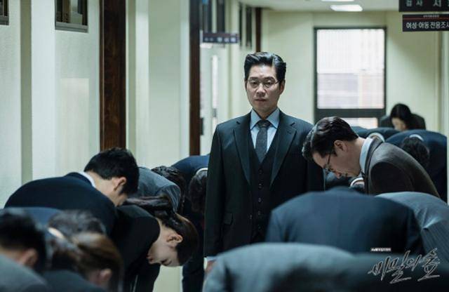 드라마 '비밀의 숲' 속 유재명의 모습. tvN 제공