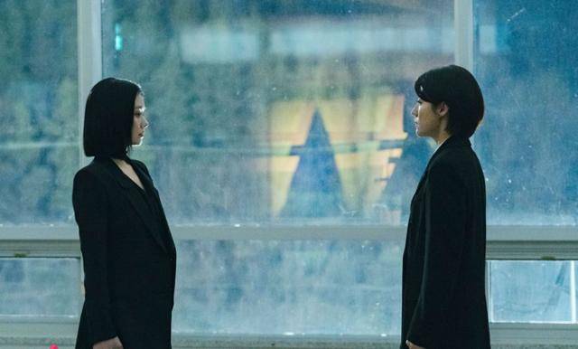 드라마 '굿파트너'에서 차은경(장나라·왼쪽) 변호사와 신입 한유리(남지현) 변호사는 일에 대한 가치관이 달라 갈등을 빚는다. SBS 제공