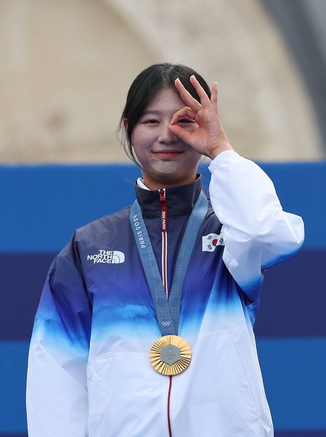 <yonhap photo-8496=""> '양궁 천재' 임시현, 3관왕 달성 (파리=연합뉴스) 임화영 기자 = 3일(현지시간) 프랑스 파리 레쟁발리드에서 열린 2024 파리올림픽 양궁 여자 개인전 결승에서 금메달을 차지하며 3관왕 달성에 성공한 임시현이 시상식에서 포즈를 취하고 있다. 2024.8.3 hwayoung7@yna.co.kr/2024-08-03 22:47:00/ <저작권자 ⓒ 1980-2024 ㈜연합뉴스. 무단 전재 재배포 금지, AI 학습 및 활용 금지></yonhap>