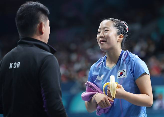 <yonhap photo-5368="">(파리=연합뉴스) 신준희 기자 = 2일(현지시간) 프랑스 파리 사우스 파리 아레나에서 열린 2024 파리올림픽 탁구 여자 단식 4강전에서 한국 신유빈이 중국 천멍을 상대하기 앞서 바나나를 먹고 있다. 2024.8.2 hama@yna.co.kr/2024-08-02 17:14:21/ <저작권자 ⓒ 1980-2024 ㈜연합뉴스. 무단 전재 재배포 금지, AI 학습 및 활용 금지></yonhap>