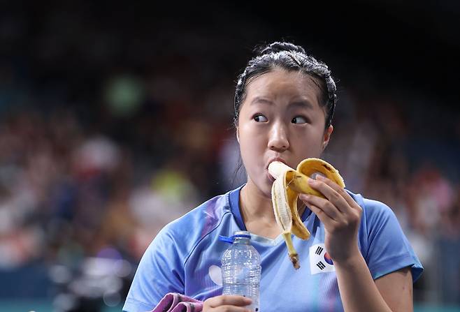 <yonhap photo-5489=""> 신유빈, '에너지 보충' (파리=연합뉴스) 김도훈 기자 = 30일(현지시간) 프랑스 파리 사우스 파리 아레나4에서 열린 2024 파리올림픽 탁구 혼합복식 동메달 결정전에서 한국 신유빈이 홍콩 웡춘팅-두호이켐과 대결에 앞서 바나나를 먹고 있다. 2024.7.30 superdoo82@yna.co.kr/2024-07-30 20:51:32/ <저작권자 ⓒ 1980-2024 ㈜연합뉴스. 무단 전재 재배포 금지, AI 학습 및 활용 금지></yonhap>