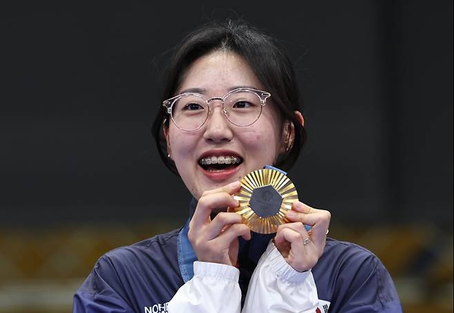 (240803) -- CHATEAUROUX, Aug. 3, 2024 (Xinhua) -- Gold medalist Yang Jiin of South Korea attends the awarding ceremony after the 25m pistol women's final of shooting at the Paris 2024 Olympic Games in Chateauroux, France, Aug. 3, 2024. (Xinhua/Zhang Fan)