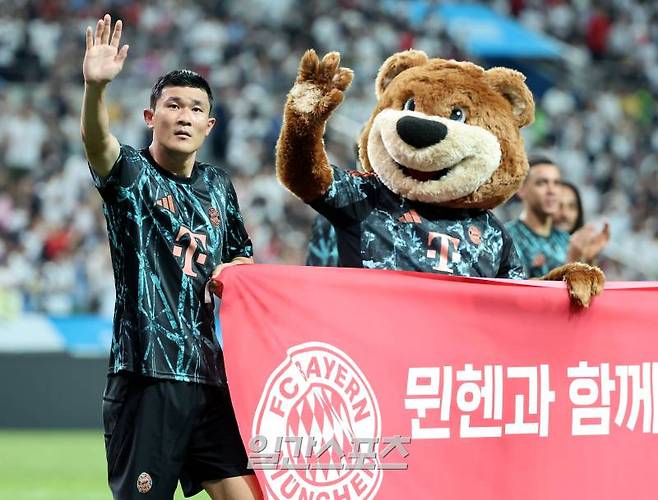 잉글랜드 프리미어리그(EPL) 토트넘 홋스퍼와 독일 분데스리가 바이에른 뮌헨의 2024쿠팡플레이시리즈 2차전이 3일 오후 서울 마포구 서울월드컵경기장에서 열렸다. 경기 후 김민재가 동료들과 그라운드를 돌며 관중에 인사하고 있다. 상암=김민규 기자 mgkim1@edaily.co.kr /2024.08.03/