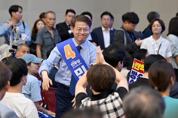 민형배 더불어민주당 최고위원 후보가 4일 오전 광주 서구 김대중컨벤션센터에서 열린 '더불어민주당 제1차 정기전국당원대회 당대표·최고위원 후보자 합동연설회'에 참석해 지지자들에게 인사를 하고 있다. 2024.08.04. [사진=뉴시스]