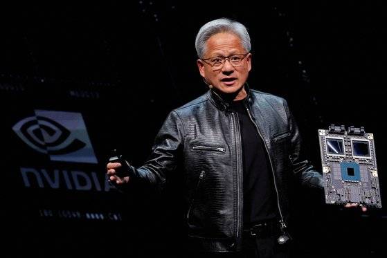 엔비디아 CEO 젠슨 황이 지난 6월 대만에서 열린 IT 전시회 '컴퓨텍스'에서 자사의 최신 칩 블랙웰을 설명하고 있다. 로이터=연합뉴스