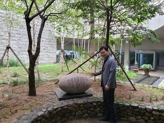 김동일 책임매니저가 휴게 공간 선큰 가든을 소개하고 있다. 윤현주 기자