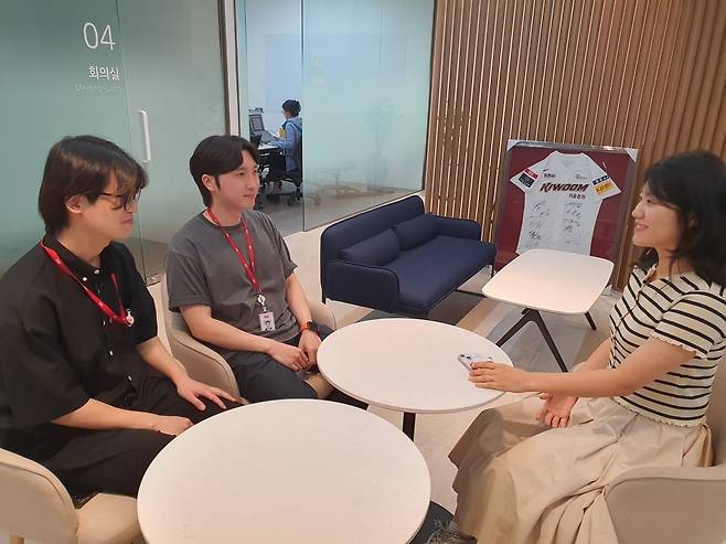 엔지니어링 본부 직원들이 업무 회의를 하고 있다. 윤현주 기자