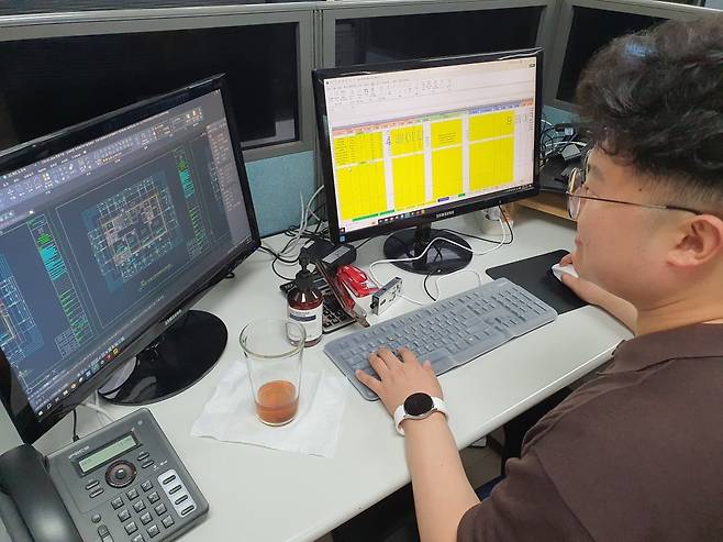 김성호 매니저가 개산 견적 업무를 하고 있다. 윤현주 기자