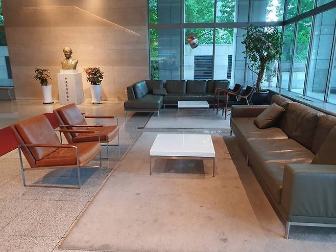 SGC E&C 본사 1층 로비. 왼쪽엔 창업주 송암 이회림 회장의 흉상도 있다. 윤현주 기자