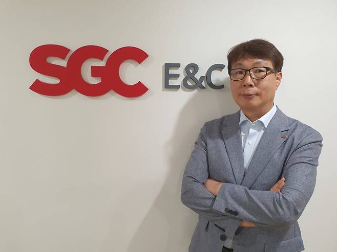 이창모 SGC E&C 대표가 지난 2일 한국경제신문과 인터뷰 후 자신감 있는 포즈를 취하고 있다. 윤현주 기자