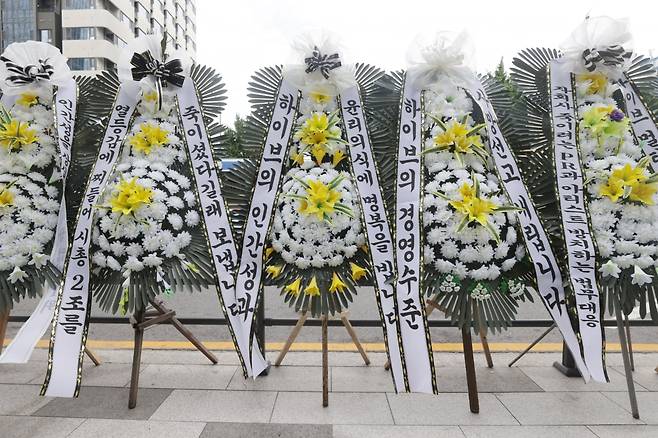 31일 오전 서울 용산구 하이브 사옥 앞에 뉴진스 팬들이 보낸 근조화환이 놓여 있다. /사진=연합뉴스