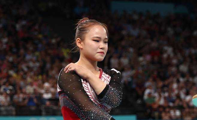 3일(현지시간) 프랑스 파리 베르시 아레나에서 열린 2024 파리올림픽 기계체조 여자 도마 결승전에서 한국 여서정이 연기를 마친 뒤 어깨 부위를 만지며 이동하고 있다. /사진=연합뉴스