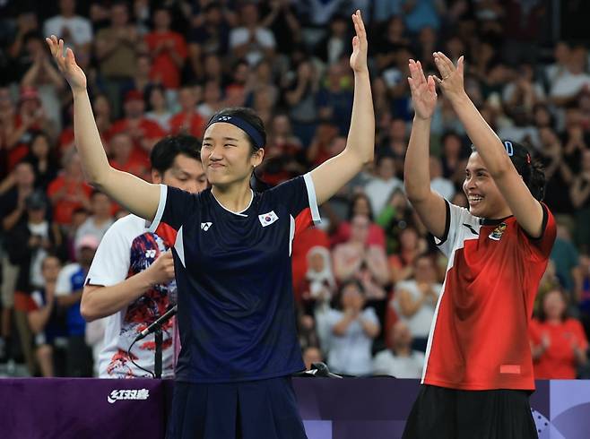 안세영이 4일 오후(한국시간) 프랑스 파리 라 샤펠 아레나에서 열린 2024 파리올림픽 배드민턴 여자 단식 준결승 인도네시아의 그레고리아 마리스카 툰중 선수와의 경기를 승리한 후 기뻐하고 있다. 뉴스1