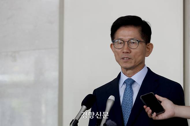 김문수 고용노동부 장관 내정자가 지난 1일 인사청문회 준비사무실이 있는 서울 강남고용노동지청에서 기자들의 질문에 답하고 있다. 문재원 기자