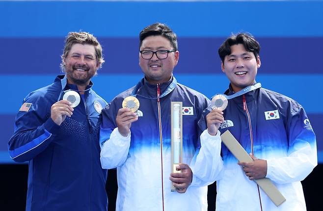 김우진과 이우석이 4일(현지시간) 프랑스 파리 앵발리드에서 열린 2024파리올림픽 양궁 남자 개인 시상식에서 미국 브래디 엘리슨과 메달 세리머니를 하고 있다. 2024.8.4 파리=올림픽사진공동취재단/JI