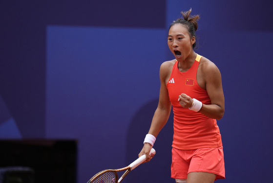 China's Zheng Qinwen clenches her fist as she plays Croatia's Donna Vekic during the women's singles tennis final at Roland Garros in Paris on Saturday.  [AP/YONHAP]