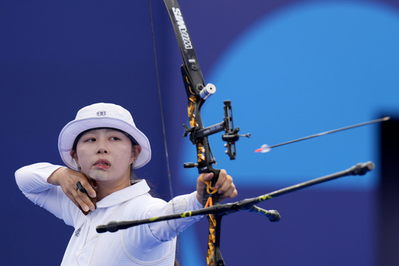 Korea's Lim Si-hyeon shoots in the women's archery individual gold medal match against teammate Nam Su-hyeon in Paris on Sunday.  [AP/YONHAP]