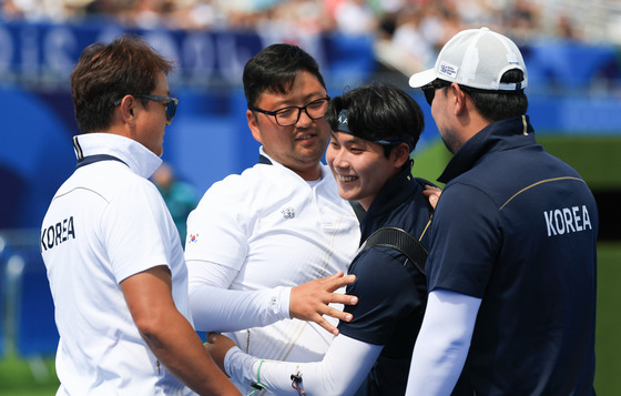 Korea's Kim Woo-jin, second from left, embraces Lee Woo-seok after winning the Korean-on-Korean semifinals in a shoot-off. [NEWS1]