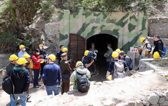 지난 2018년 5월 24일 북한 함경북도 길주군 풍계리 핵실험장 폐쇄를 위한 폭파 작업 현장의 3번갱도 입구에서 5개국 국제기자단이 취재하고 있다. 뉴시스·공동취재단