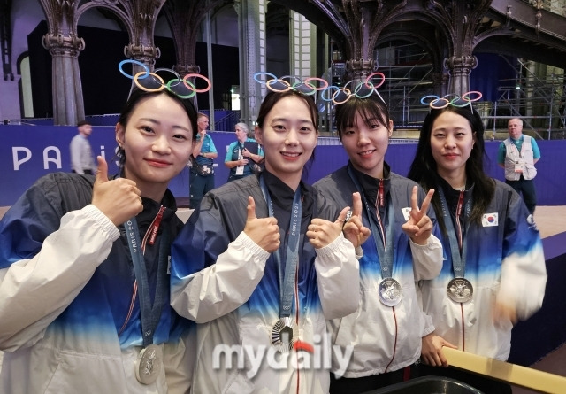 한국 여자 펜싱 대표팀 최세빈-윤지수-전하영-전은혜(왼쪽부터)./파리=심혜진 기자 cherub0327@mydaily.co.kr