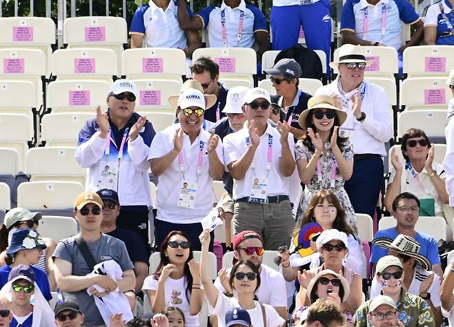 정의선(가운데줄 오른쪽 두번째) 현대자동차그룹 회장(대한양궁협회장)이 2일(현지시간) 파리 대회 양궁 혼성 단체전 경기를 찾아 관람석에서 응원하고 있다. [대한양궁협회 제공]