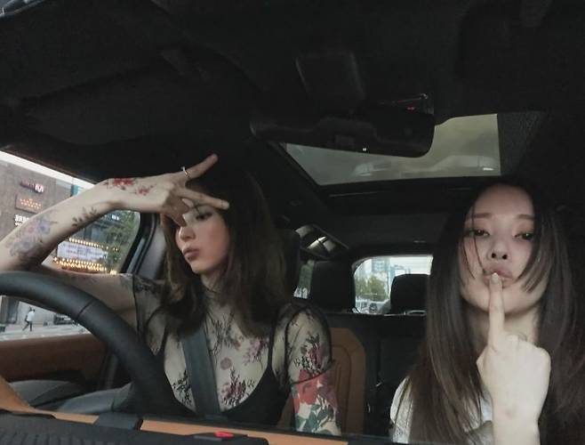 왼쪽부터 한소희 전종서/한소희 소셜 계정 캡처