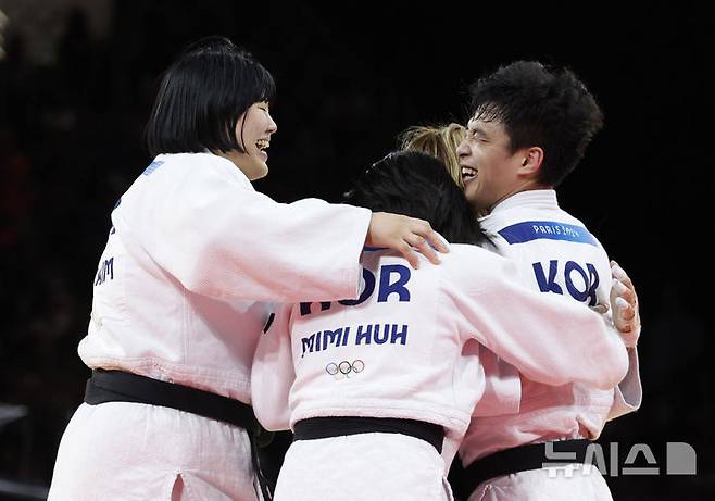 [파리=뉴시스] 최동준 기자 = 3일(현지시각) 프랑스 파리 아레나 샹드마르스에서 열린 2024 파리 올림픽 유도 혼성 단체 동메달 결정전에서 승리한 한국 선수들이 마지막 주자로 나선 안바울을 격려하고 있다. 2024.08.04. photocdj@newsis.com