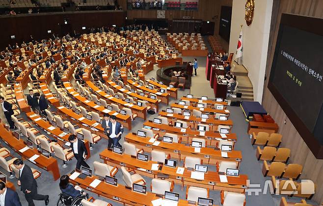 [서울=뉴시스] 권창회 기자 = 국민의힘 의원들이 지난 2일 오후 서울 여의도 국회에서 열린 제416회(임시회) 제2차 본회의에서 이진숙 방송통신위원회 위원장 탄핵소추안이 상정되자 본회의장을 나서고 있다.  2024.08.02. kch0523@newsis.com