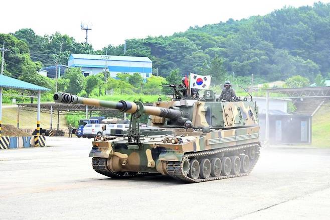 [서울=뉴시스] 육군은 대한민국 방위산업 발전과 국방협력 네트워크 확장을 위해 해외 주요 방산협력국 장병들을 대상으로 한국산 무기체계와 전술적 운용을 교육하는 육군 국제과정을 최초로 개설했다고 26일 밝혔다. 포병학교 장병들이 '육군 국제과정'에 참가한 교육생들에게 K9자주포 운용시범을 보이고 있다. (사진=육군 제공) 2024.07.26. photo@newsis.com *재판매 및 DB 금지