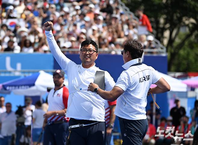 김우진이 4일(현지시간) 프랑스 파리 앵발리드에서 열린 2024파리올림픽 양궁 남자 개인 결승에서 금메달을 확정짓고 손을 들어보이고 있다. 2024.8.4 파리=올림픽사진공동취재단/JI 황진환 기자