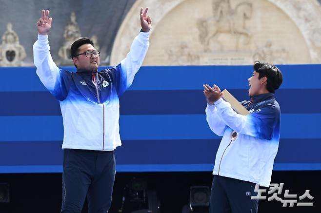 김우진이 4일(현지시간) 프랑스 파리 앵발리드에서 열린 2024파리올림픽 양궁 남자 개인 결승 미국 브래디 엘리슨과 경기에서 금메달을 따고 시상식에서 세리머니를 하고 있다. 파리=올림픽사진공동취재단