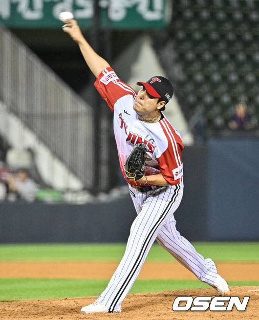 [OSEN=잠실, 조은정 기자]17일 서울 송파구 잠실야구장에서 ‘2024 신한 SOL Bank KBO리그’ LG트윈스와 SSG랜더스의 경기가 열렸다.이날 홈팀 LG는 엔스를, 방문팀 SSG은 김광현을 선발투수로 내세웠다.7회초 무사 1,2루 LG 김진성이 힘차게 공을 던지고 있다. 2024.07.17 /cej@osen.co.kr