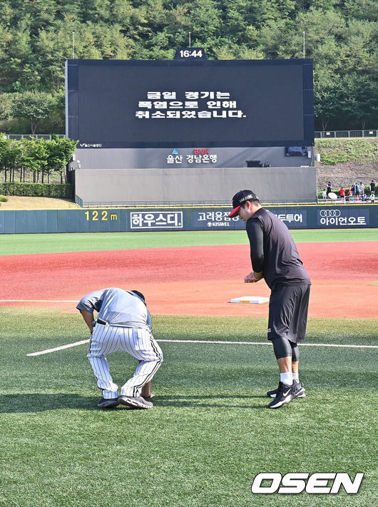 [OSEN=울산, 이석우 기자] 2일 울산 문수야구장에서 2024 신한 SOL 뱅크 KBO 리그 롯데 자이언츠와 LG 트윈스의 경기가 열릴 예정이었다. 홈팀 롯데는 반즈가 선발로 방문팀 LG는 이상영이 선발로 나설 예정이었다.폭염으로 인해 경기가 취소되자 훈련 중이던 LG 선수들이 인조잔디에 손을 사용해 온도 체크를 해 보고 있다. 2024.08.02 / foto0307@osen.co.kr