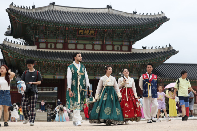 서울 종로구 경복궁을 찾은 외국인 관광객들이 ‘한복’을 입고 있다. 연합뉴스