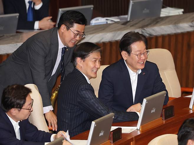 1일 오후 열린 국회 본회의에서 더불어민주당 이재명 전 대표(오른쪽)와 박찬대 원내대표가 조국혁신당 조국 대표(가운데) 자리로 찾아가 앉아 대화하고 있다. ⓒ연합뉴스