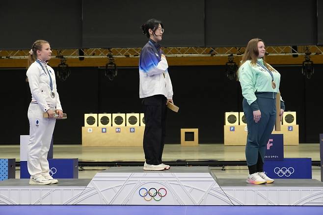 한국 양지인(가운데)이 3일(현지시간) 샤토루사격센터에서 열린 2024파리올림픽 여자 25m 권총 시상식에서 금메달을 목에 건 뒤 국기에 경례하고 있다. 한국 사격은 이번 대회에서 모두의 예상을 깨고 금메달 3개를 비롯해 5개의 메달을 수확했다. 샤토루(프랑스)｜AP뉴시스