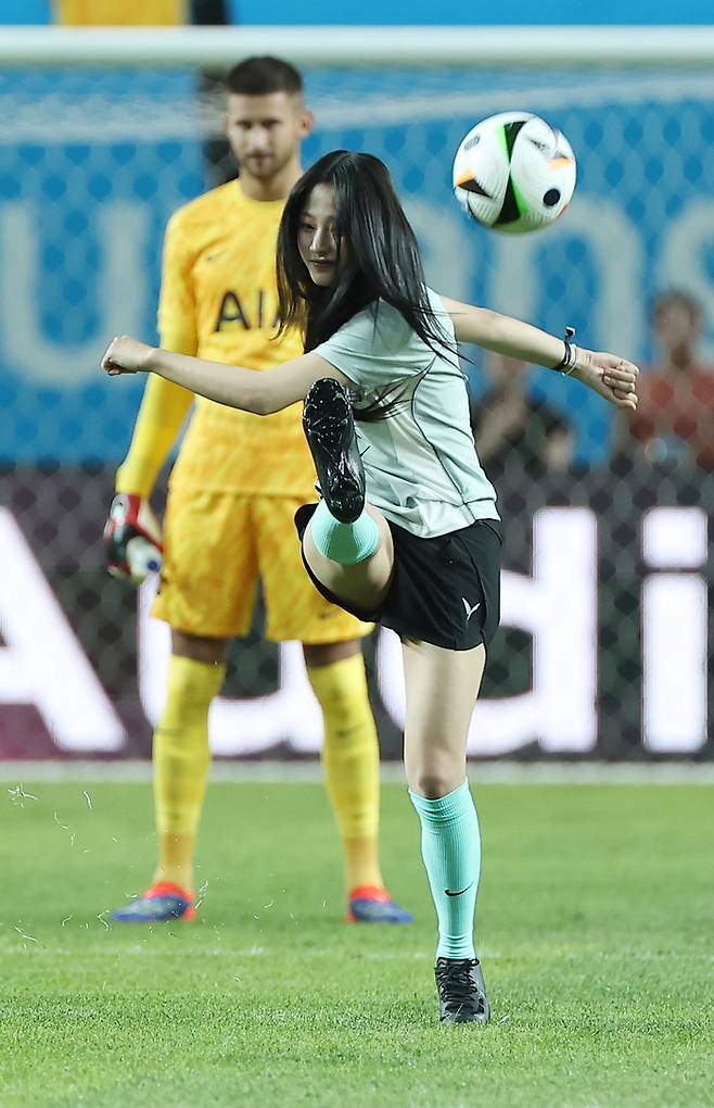 3일 서울월드컵경기장에서 열린 2024 쿠팡플레이 시리즈 2차전 토트넘과 바이에른 뮌헨의 경기. 걸그룹 뉴진스 민지가 시축하고 있다. 연합뉴스