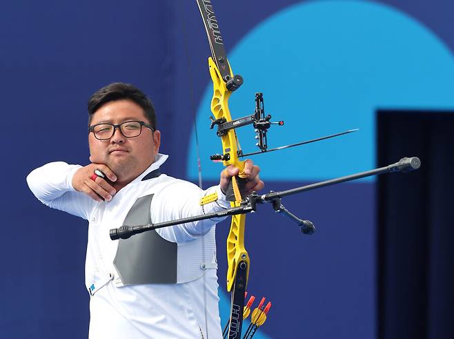 ▲ 한국의 이우석(코오롱)과 김우진(청주시청), 김제덕(예천군청)은 4일(한국시간) 프랑스 파리의 앵발리드에서 열린 2024 파리올림픽 양궁 남자 개인전 16강에서 나란히 승리하며 8강 진출에 성공했다. 이제 세 사람은 지난 3일 개인전에서 금메달과 은메달을 차지한 여자 대표팀에 이어 메달 획득에 도전한다.  ⓒ연합뉴스