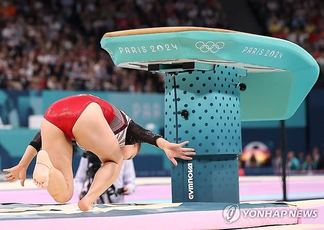 한국 체조의 간판 여서정은 3일 프랑스 파리 베르시 아레나에서 열린 2024 파리 하계올림픽 체조 여자 도마 결승에서 1~2차 시기 합계 13.416점을 받아 참가 선수 8명 중 7위를 차지했다. 여서정은 이날 경기 직전 훈련에서 어깨가 탈골되는 부상을 입은 것으로 드러났다. 또 단체전에서 평균대 연기를 하다가 발꿈치도 다쳐 진통제 맞았다고 밝혔다. 그야말로 부상 투혼이었으나 기권하지 않고 최선을 다했다. 연합뉴스