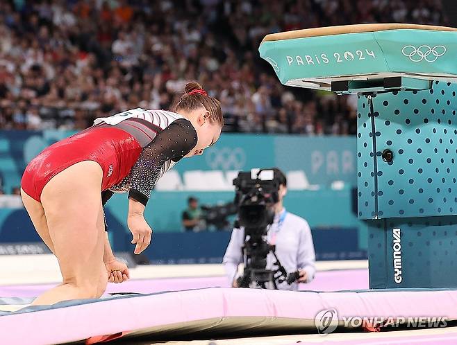 한국 체조의 간판 여서정은 3일 프랑스 파리 베르시 아레나에서 열린 2024 파리 하계올림픽 체조 여자 도마 결승에서 1~2차 시기 합계 13.416점을 받아 참가 선수 8명 중 7위를 차지했다. 여서정은 이날 경기 직전 훈련에서 어깨가 탈골되는 부상을 입은 것으로 드러났다. 또 단체전에서 평균대 연기를 하다가 발꿈치도 다쳐 진통제 맞았다고 밝혔다. 그야말로 부상 투혼이었으나 기권하지 않고 최선을 다했다. 연합뉴스