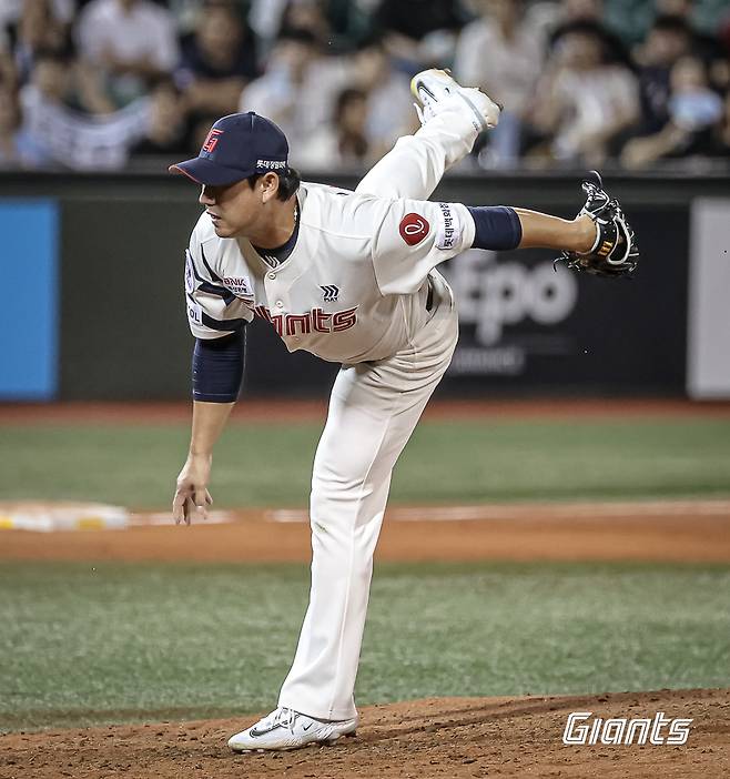 롯데 투수 김상수는 3일 울산 문수야구장에서 열린 '2024 신한 SOL Bank KBO 리그' LG와 주말 3연전 두 번째 경기에서 8회초 1사 후 구원 등판했다. 이날 1⅓이닝 무실점으로 활약해 8-3 승리를 지키며 세이브를 챙겼다. 롯데 자이언츠