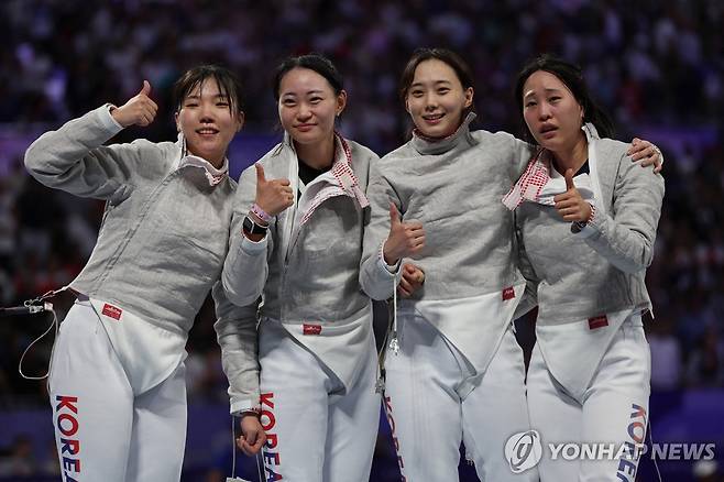 결승 진출 확정되고 기뻐하는 전하영(왼쪽부터), 최세빈, 윤지수, 전은혜 [로이터=연합뉴스]