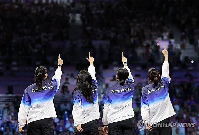 아직 올라갈 곳이 남았다! (파리=연합뉴스) 임화영 기자 = 3일 오후(현지시간) 프랑스 파리 그랑팔레에서 열린 2024 파리 올림픽 펜싱 여자 사브르 단체전 시상식에서 은메달을 획득한 한국 윤지수(오른쪽부터), 전하영, 전은혜, 최세빈이 손을 높이 뻗어 올리고 있다. 2024.8.4 hwayoung7@yna.co.kr