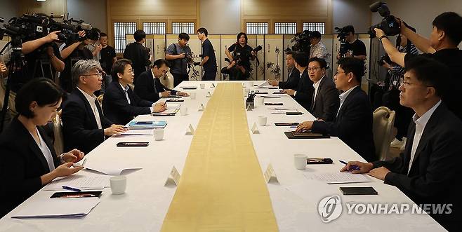 위메프, 티몬 판매대금 미정산 관련 관계부처 TF회의 (서울=연합뉴스) 최재구 기자 = 기획재정부 김범석 1차관이 29일 서울 종로구 정부서울청사에서 열린 위메프, 티몬 판매대금 미정산 관련 관계부처 TF회의에서 발언하고 있다. 2024.7.29 jjaeck9@yna.co.kr