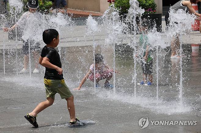 폭염마저 즐거운 어린이들 [연합뉴스 자료사진]