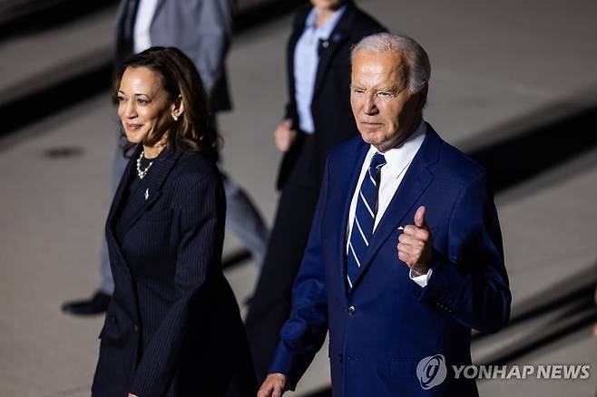 1일 러시아서 석방된 미국인 환영행사 직후의 바이든과 해리스 [EPA 연합뉴스 자료사진]