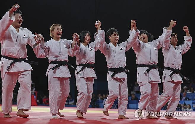 한국 유도, 투혼의 혼성 단체전 동메달 (파리=연합뉴스) 신준희 기자 = 3일(현지시간) 프랑스 파리 샹드마르스 경기장에서 열린 대회 유도 혼성단체전 동메달 결정전에서 마지막 대전에 나선 한국의 안바울이 혈전끝에 승리한 뒤 경기에 참가한 선수들이 기뻐하고 있다.
    한국 혼성유도팀은 독일을 4-3으로 꺾어 동메달을 획득했다. 2024.8.4 hama@yna.co.kr