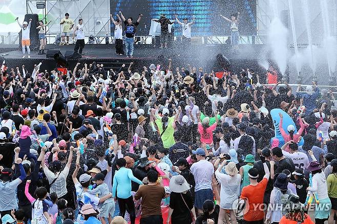 정남진 장흥 물축제 즐기는 피서객들 (장흥=연합뉴스) 김혜인 기자 = 28일 전남 장흥군 탐진강변에서 열린 '정남진 장흥 물축제'에서 피서객들이 물줄기를 맞으며 더위를 날리고 있다. 정남진 장흥 물축제는 오는 8월 4일까지 열린다. 2024.7.28 in@yna.co.kr